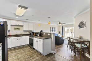 Réfrigérateur, micro-ondes, plaque de cuisson, lave-vaisselle