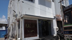 Een gebouw met een bord waarop staat: 'KALYAN Residency Hall Rooms'.