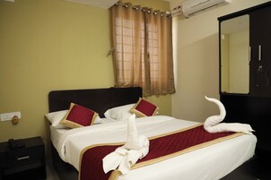Hypo-allergenic bedding, desk, free WiFi, bed sheets