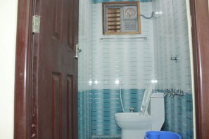 Deluxe Room | Bathroom | Shower, rainfall showerhead, towels, soap