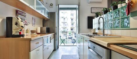 Een koelkast, een microgolfoven, een oven, een kookplaat