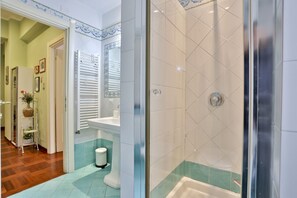 Shower, hair dryer, bidet, towels - GuestHost - Bright apartment with balcony ideal for up to 4 people, equipped with every comfort to ensure a relaxing stay. Located just 200 meters from the sea, it is located in the eastern area of ​​Salerno, in a quiet but well-served neighborhood,  (Salerno)