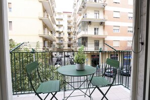 Outdoor dining - GuestHost - Bright apartment with balcony ideal for up to 4 people, equipped with every comfort to ensure a relaxing stay. Located just 200 meters from the sea, it is located in the eastern area of ​​Salerno, in a quiet but well-served neighborhood,  (Salerno)