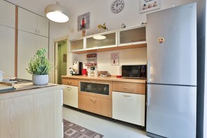 Réfrigérateur, micro-ondes, four, plaque de cuisson