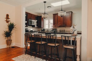 Fridge, microwave, oven, stovetop - Samaya House Cozy 2BR 2 Baths Downtown Orlando (Orlando)