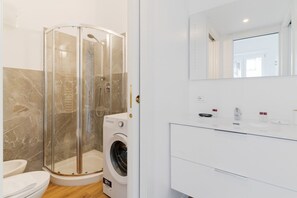 Shower, hair dryer, bidet, towels