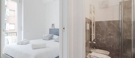 1 slaapkamer, een strijkplank/strijkijzer, wifi, beddengoed