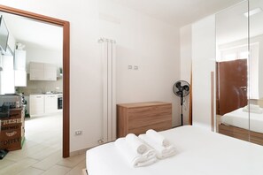1 habitación, tabla de planchar con plancha y ropa de cama 