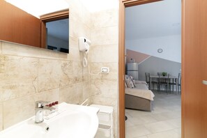 Shower, hair dryer, bidet, towels
