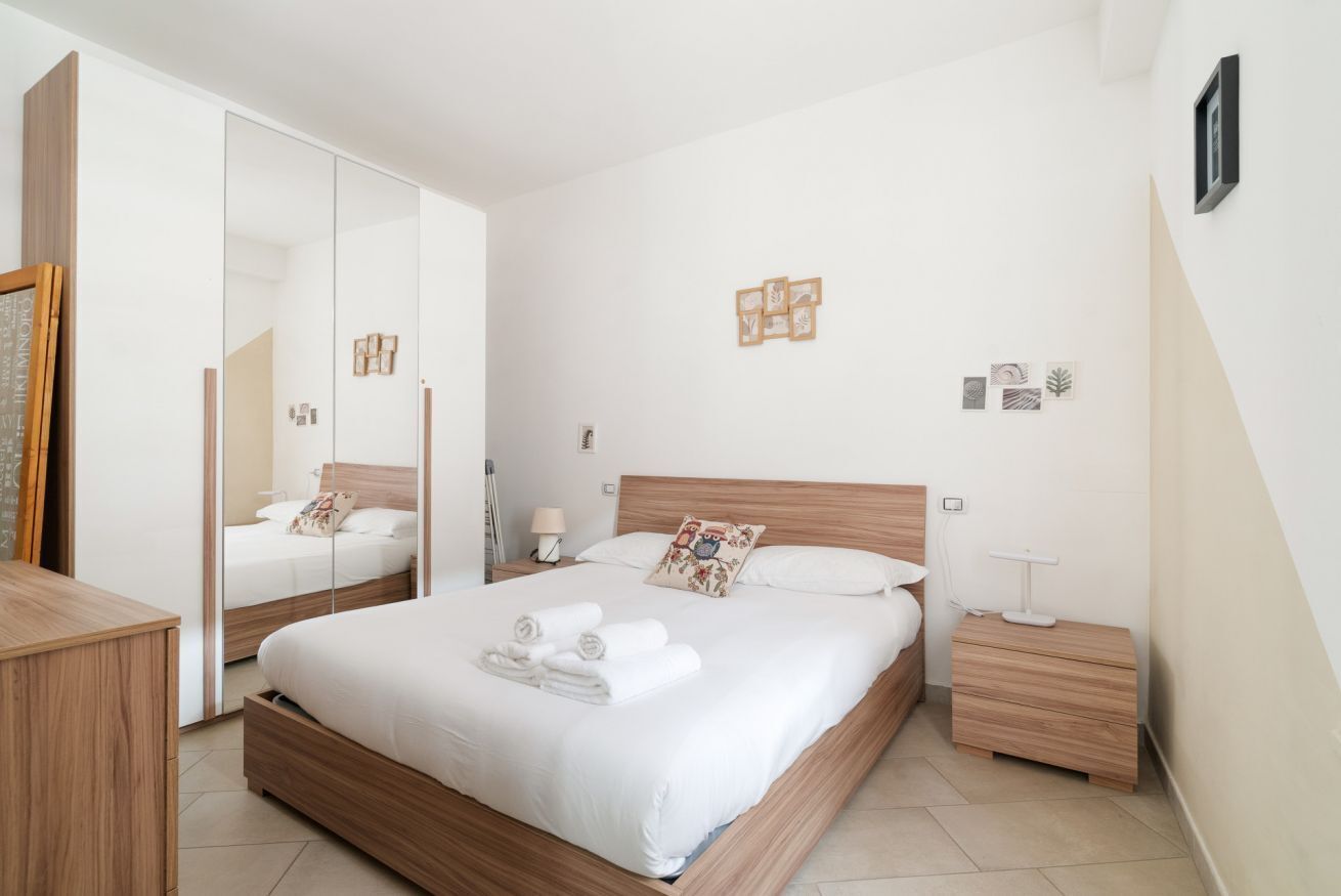 1 habitación, tabla de planchar con plancha y ropa de cama 