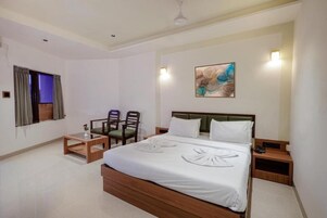 Deluxe Double or Twin Room | Desk, laptop workspace, iron/ironing board (on request), WiFi (free)