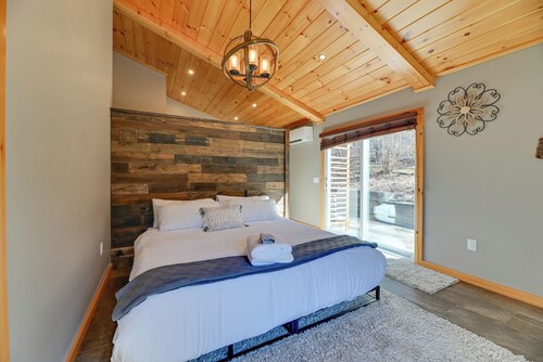 5 Mi to Slopes! Group Ski House w/ Game Room