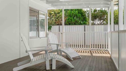 The Salty Deck – Pet friendly & 200m to beach