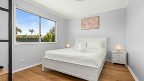 3 bedrooms, desk, iron/ironing board, free WiFi - The Salty Deck – Pet friendly & 200m to beach (Culburra Beach)