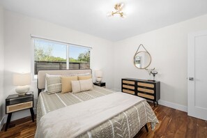 3 室のベッドルーム、アイロン / アイロン台、WiFi、ベッドシーツ