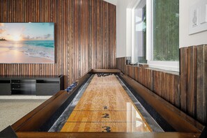 Game room - 🌵CACTUS COVE🏝️: Luxurious pool, game room, arcades, near parks and beaches. (Long Beach)