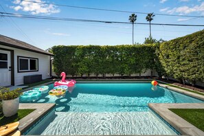 Pool - 🌵CACTUS COVE🏝️: Luxurious pool, game room, arcades, near parks and beaches. (Long Beach)