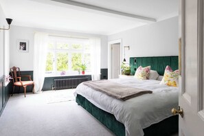 5 bedrooms, iron/ironing board, WiFi, bed sheets