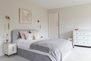 5 bedrooms, iron/ironing board, WiFi, bed sheets