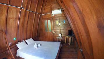 Classic Studio, Balcony, Garden View | Laptop workspace