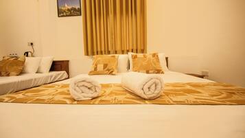 Deluxe Triple Room, 1 Bedroom | Seterika/papan seterika, Wi-fi percuma