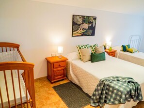 8 chambres, fer et planche à repasser