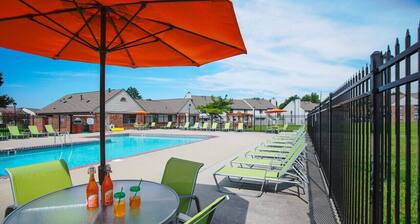 Chic 1-bedroom apartment with fitness room and AC in fabulous Indianapolis