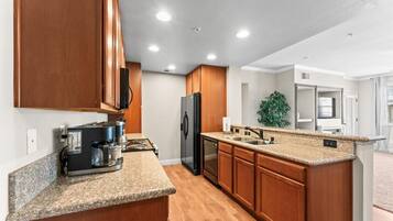 Frigorifero, microonde, forno, piano cottura