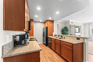 雪櫃、微波爐、焗爐、爐具