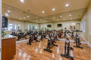 Fitness facility - Hot Tub, Gym, Pool Access, Mini Golf|1BR Apartment (Reno)