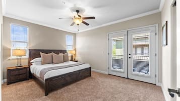 1 slaapkamer, een bureau, een strijkplank/strijkijzer, reisbedje