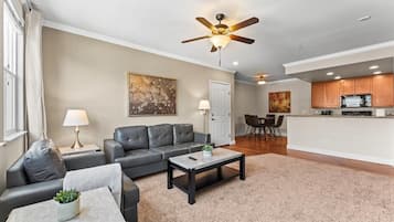 Televisie, een open haard en een kantoor