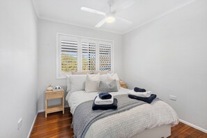 3 habitaciones, escritorio y tabla de planchar con plancha