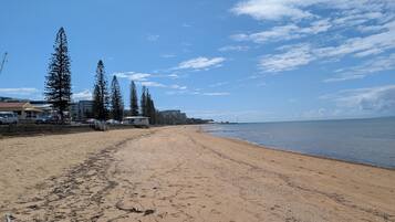 Playa en los alrededores, camastros y toallas de playa