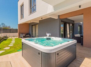 Outdoor spa tub - Villa Šimun Zaton (Sibenik)