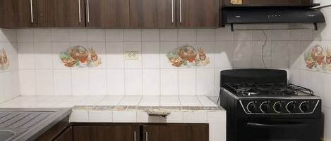 Réfrigérateur, plaque de cuisson, bouilloire électrique