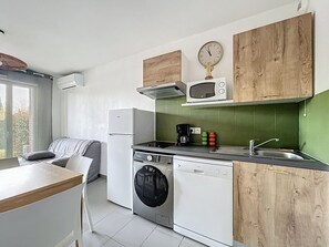 Geladeira, micro-ondas, cooktop, cafeteira/chaleira