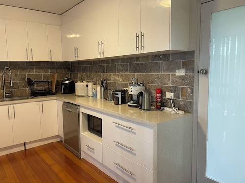 3 bedrooms Home in west Melbourne 