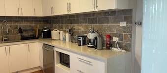 3 bedrooms Home in west Melbourne 