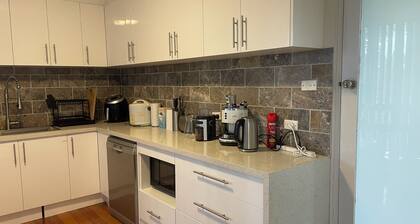 3 bedrooms Home in west Melbourne