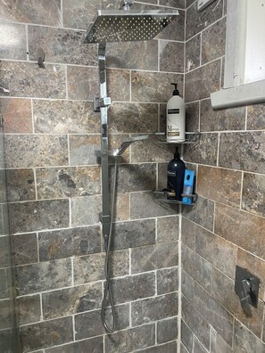 Secadora de cabello, bidet, toallas, jabón