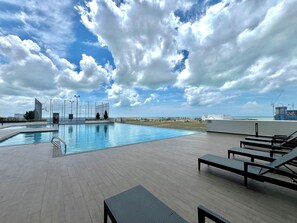Una piscina al aire libre
