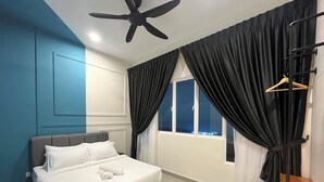Ein modernes Hotelzimmer mit Bett, Schreibtisch und einem Fenster mit Vorhängen.