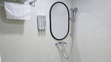 Un bagno piccolo e moderno con doccia, toilette e porta asciugamani.