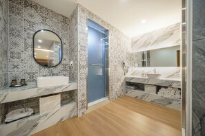 Family A (B1 Floor) | Baño | Amenidades de baño gratuitas, secadora de cabello, pantuflas, toallas
