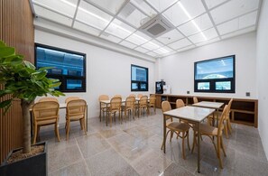 Bao gồm bữa sáng tự phục vụ hàng ngày 