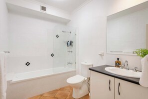 Shower, hair dryer, towels - Now and Then - Oceanstays - Ocean Views (Yamba)