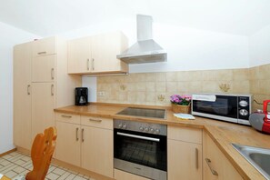 冷蔵庫、電子レンジ、オーブン、コンロ