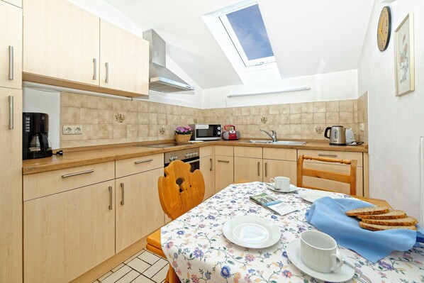 冷蔵庫、電子レンジ、オーブン、コンロ