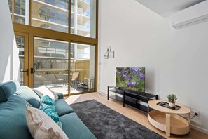 TV - Comfortable 1-Bed Retreat with Courtyard & Parking (Denman Prospect)